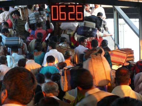 Morgentrengsel på jernbanestasjonen Delhi Sarai