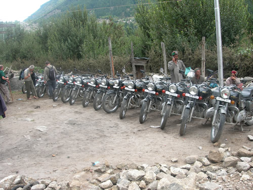 Enfieldene parkert i Sangla
