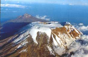 Mount Kilimanjaro, sett mot øst. Uhuru Peak, 5895 m.o.h., til høyre. Mawensi i bakgrunnen