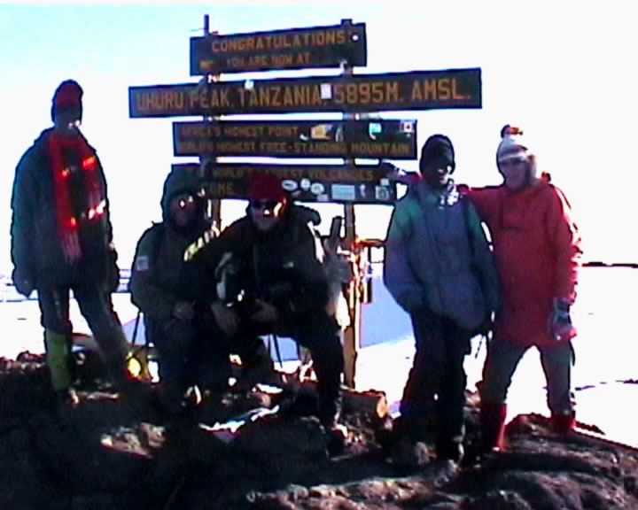 På Uhuru Peak. Fra venstre: Julian, Leif Erik, Jarl, Orist og Per